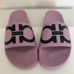 FERRAGAMO WOMENS GROOVY DUAL GANCINI SLIDES